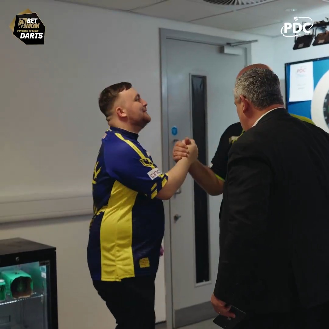 Luke Littler wins the bull-up and will throw first in Night 13's final! 👀 #PLDarts