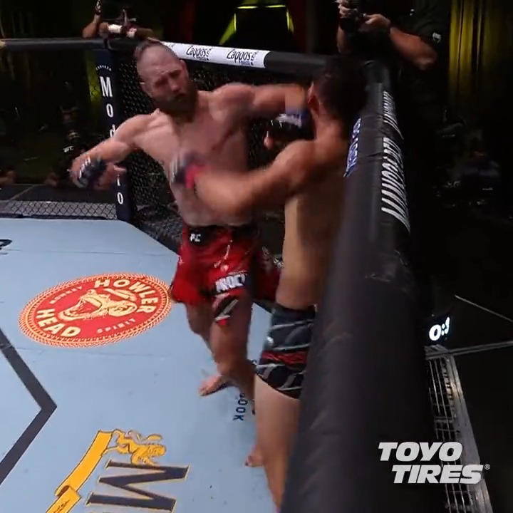 4年前の今日、イリーがスピニングバックエルボーでレイエスを壮絶なKOに沈めた📝 #UFC #RIZIN