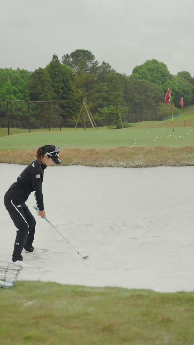 ╭━━━━━━━━╮ ひとコマJLPGA📝 ╰━ｖ━━━━━━╯ バンカーショットの練習を行う #安田祐香(安田祐香) に予想外の悲劇が…😂 #パナソニックオープン 🏆｜Round1 #JLPGA