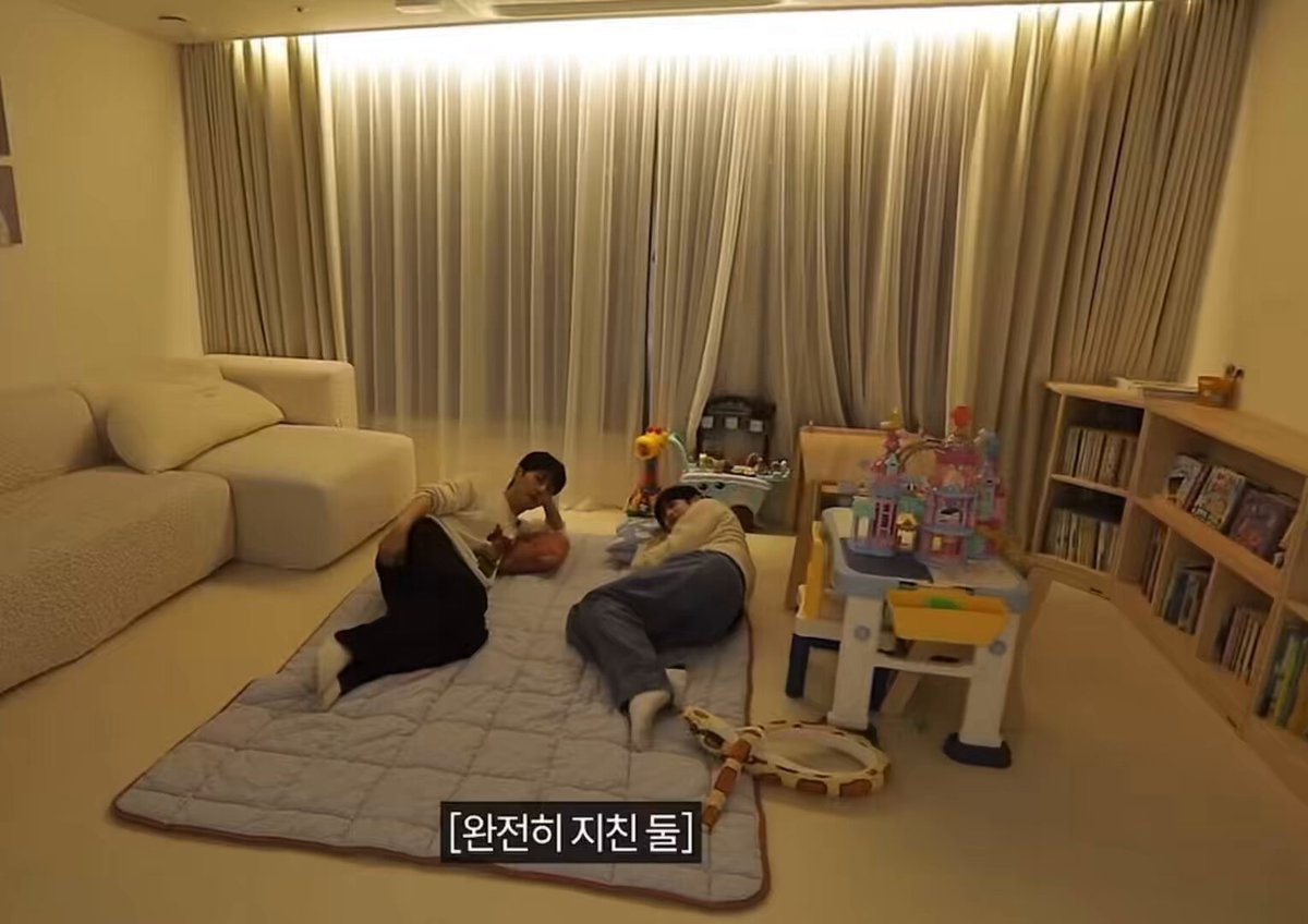둘이 육퇴후에 나른하게 누워있는 씬이 좋음 윤두준: 산타마냥 일년에 한번씩만 보자 양요섭: 수능 전에 담요바이킹해주고.. 윤두준: 환갑 다되어가지않나? ㄴ양요섭: 조용히 해 양요섭 마지막에 박연진깔로 너 조용히 해. 하는 것까지 느좋됨ㅋㅋ