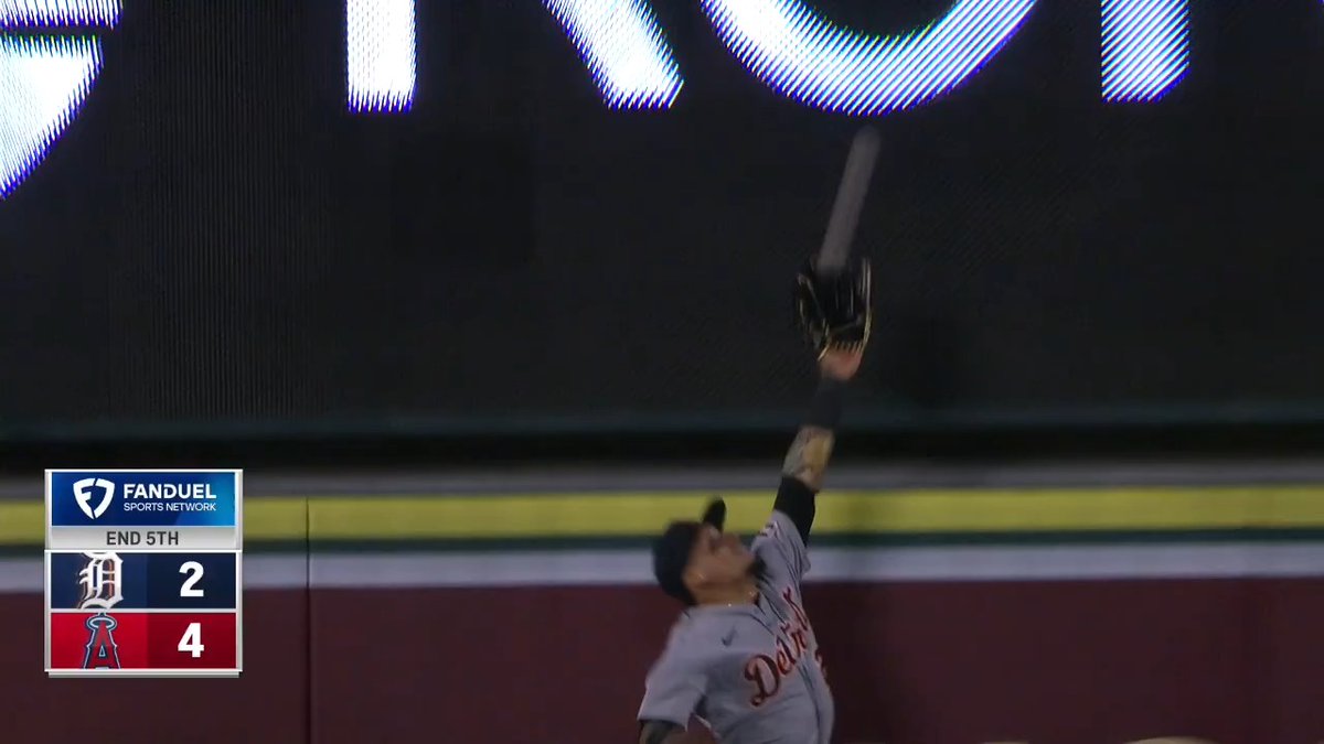 Javier Báez makes an INCREDIBLE catch in center field!