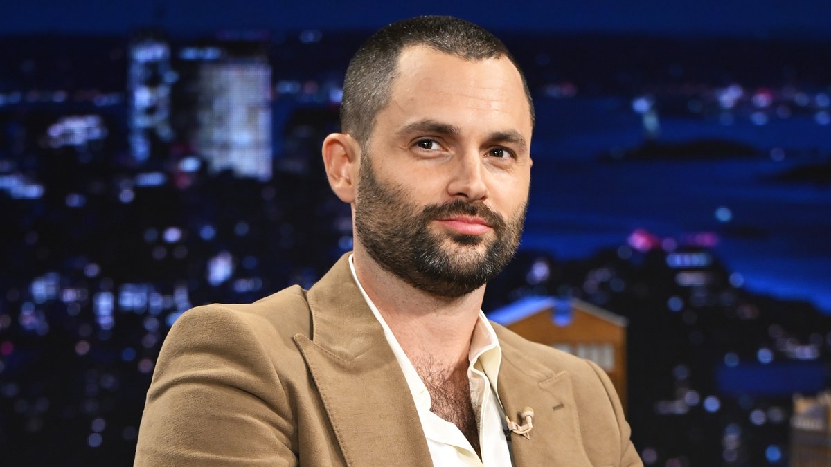 .Penn Badgley dm’ed Ariana Grande that he was a huge fan of “shut up” in an attempt to get her on Podcrushed! #FallonTonight