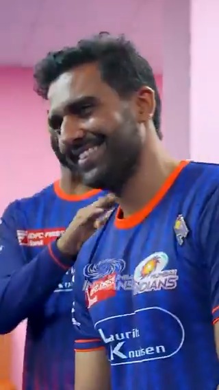 Setting the tone with the new ball.. yet again 💪🎯 Deepak Chahar - Dressing Room Best Bowler 🏅 for #RRvMI 💙 #MumbaiIndians #PlayLikeMumbai #TATAIPL