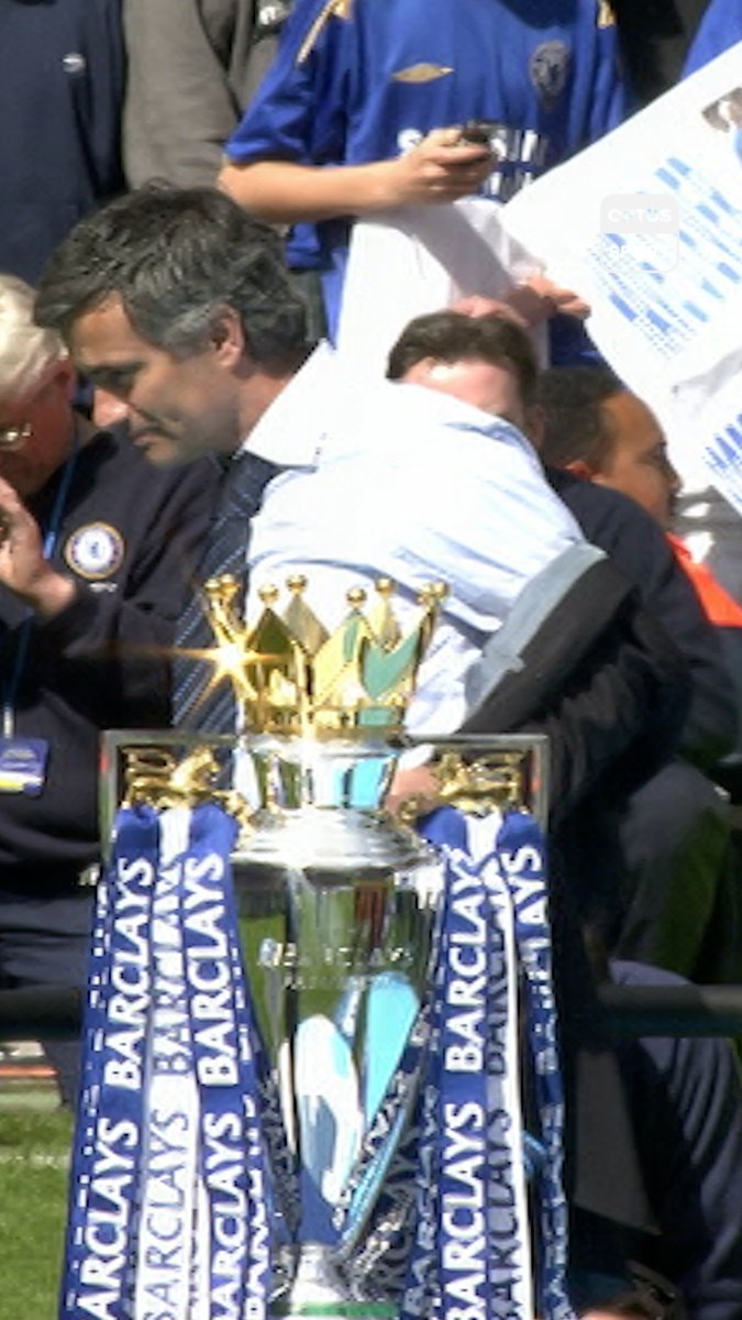 Jose Mourinho throwing his Premier League winners medal into the Chelsea crowd 🦁💙 A legendary act turns 20 years old.