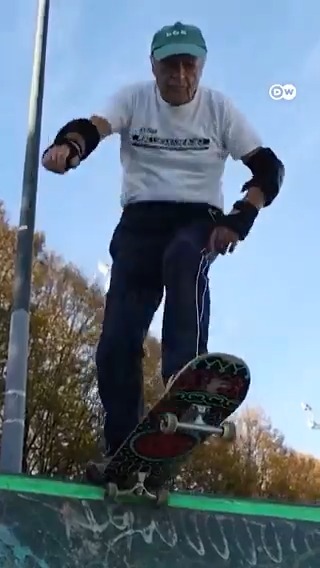 滑雪太贵⛷️？ 88岁滑板老爷爷找到平价替代！ 88岁的滑板玩家见过吗？乌尔比苏 (Juanjo Urbizu) 是一位八十多岁的滑板爱好者，他发现这项运动不仅是一种保持健康的方式。#dwsports