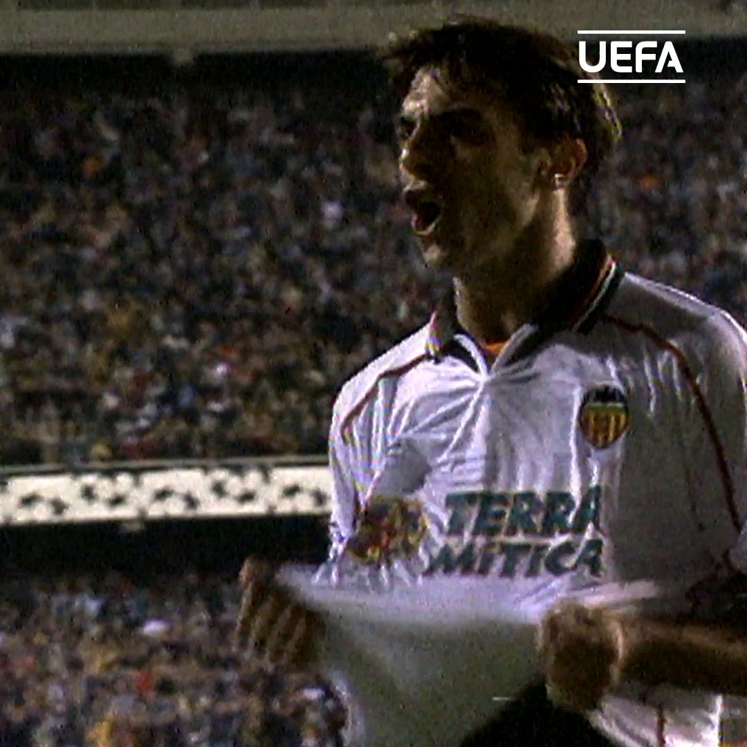 📆 #TalDíaComoHoy en 2000, el olfato del '𝝦𝗂𝗼𝗃𝗼' 𝗟𝗼́𝗽𝗲𝘻 🦇 Tu delantero favorito de la historia del Valencia es ___. 🤔 #UCL | Valencia CF
