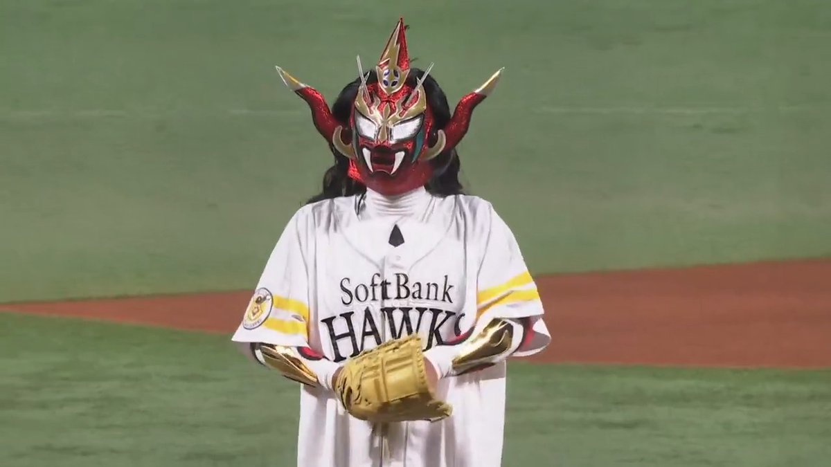 #始球式 に #獣神サンダー・ライガー さんが登場！ #sbhawks 👇ライブ配信はこちら