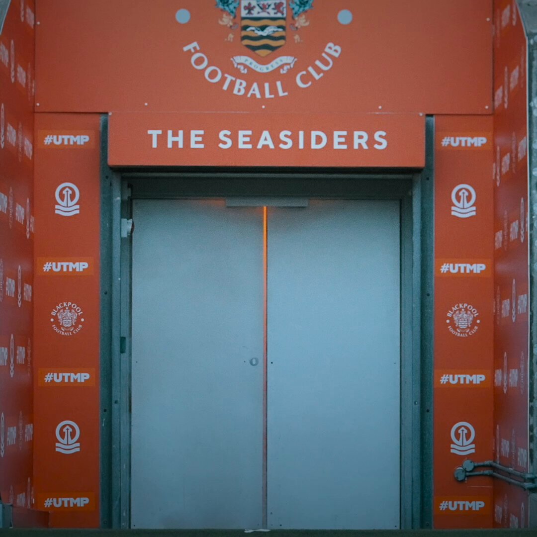 A dramatic entrance. 😎👕 🍊 #UTMP