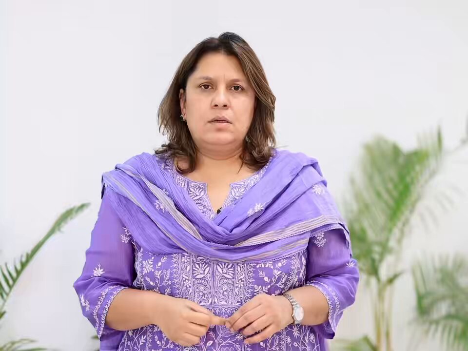 पहलगाम आतंकी हमले को 10 दिन से ऊपर हो गए शहीदों के परिवार न्याय की आस लगाए हुए हैं पूरा देश आक्रोशित है और चाहता है पाकिस्तान को वो सबक सिखाया जाए जिससे उसकी रूह काँप उठे लेकिन देश के प्रधानमंत्री मोदी जी को इस वक्त अट्टहास और विपक्ष के ख़िलाफ़ भद्दा मज़ाक सूझ रहा है? वो विपक्ष जो आपके साथ 100% खड़ा है गरिमा इनमें हैं नहीं, और शर्म इन्हें आती नहीं मीडिया से सवाल पूछने की उम्मीद करना बेमानी है, बेचारों को चरणवंदन से फुर्सत कहाँ पर देश तो देख रहा है - और सब देख रहा है