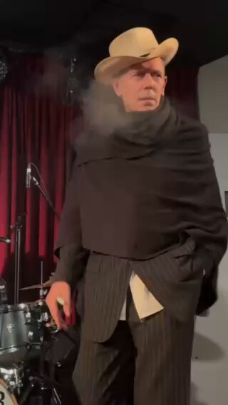 Paul Simonon je bio basista u The Clash ali je i odlican slikar. Od treceg albuma Clash kao unutrasnju politiku uvodi princip da svi clanovi moraju da pisu pesme i muziku za album i da se kinta od albuma deli u procentu koliko se cijih pesama na istom nalazi. Za London Calling, Simonon je napisao 2 pesme, Guns Of Brixton koja govori o teroru policije u Brixtonu sirimasnom delu Londona naseljenog tada uglavnom obojenim ljidima sa,Jamajke i Spanish Bombs pesmu koja govori o strahotama spanskog gradjanskog rata. Obe pesme su remek dela i po meni nesto najbolje sto je u rock muzici ikad napisano. Uz Clash inace sa pravon ide uzrecica The Only Band That Matters ili Jedini Band Koji Je Bitan. Napisali su samo jednu ljubavnu pesmu koja bas i nije ljubavna vec sukob (The Clash) Should I Stay Or Should I Go, sve ostale na 6 albuma su politicke. Trenutno je cela Srbija Brixton. When they kick at your front door How you gonna come? With your hands on your head Or on the trigger of your gun When the law break in How you gonna go? Shot down on the pavement Or waiting in death row You can crush us, you can bruise us But you'll have to answer to Oh-oh, the guns of Brixton The money feels good And your life you like it well But surely your time will come As in Heaven as in Hell