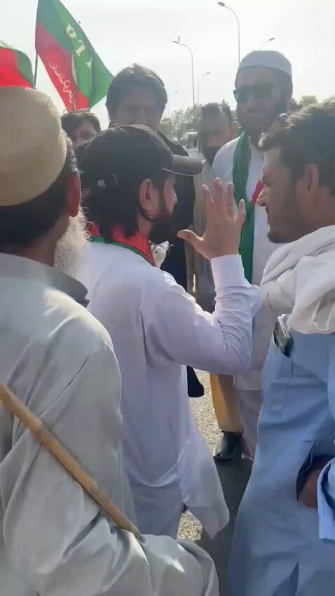 حقیقی آزادی ٹائیگرز پشاور موٹروے انٹرچینج احتجاج میں خرم ذیشان بھی پونچھ گیا ہے کپتان کے حقیقی ورکرز روڈوں پر نکل آئیں ہیں اب دما دم مست قلندر ہو گا Khurram Zeeshan Aleema Khanum Ahmed Khan Niazi PTI Junaid Akbar