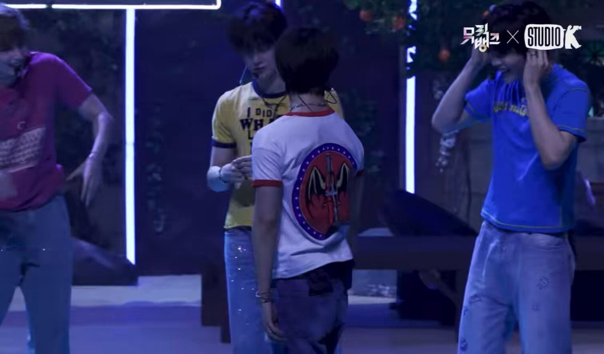 🧸 how↗️far up↘️will it go~? 🧸🐧 how far up will soobin hyung’s t-shirt go~? 🦊 (tries lifting soobin’s t-shirt) 🧸 all of us basically filmed a gym jongkook episode every single day note: “how far up will it go?” is a popular satoori ment (that brings out someone’s satoori)