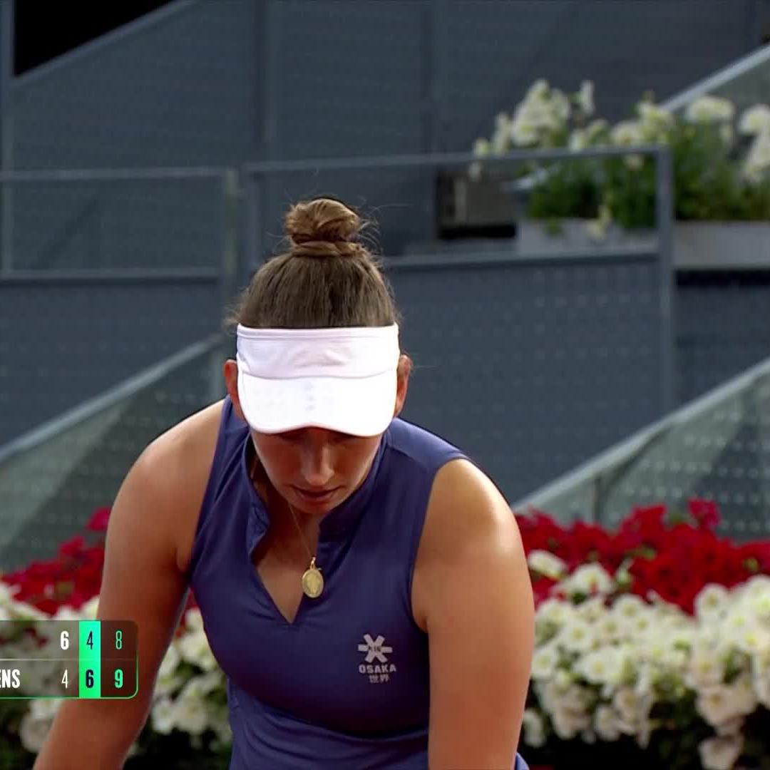ALL FIGHT 😤 Veronika Kudermetova and Elise Mertens battle back to secure their spot in the Madrid doubles final! #MMOPEN