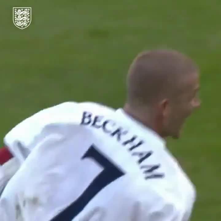 MÍSTICA. Inglaterra perdía 2-1 ante Grecia en Old Trafford y se quedaba afuera del Mundial 2002. Minuto 93 y Beckham hizo esta belleza de tiro libre... ¡Felices 50 años, David!