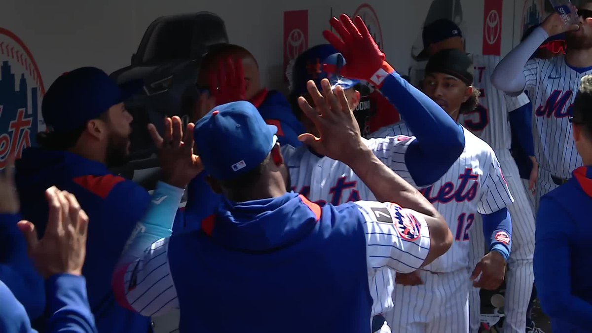 Starling Marte made sure Juan Soto posed for the camera after his 2 home runs yesterday at Citi Field ✌