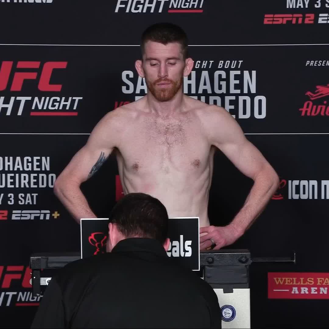 Our #UFCDesMoines main event is official 🚨 @CorySandhagenX hits the scale at 135.5 pounds!