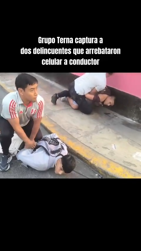 ¡Los Cobra Kay fueron capturados por más que corrieron! 📍#Breña Este es el preciso momento en que agentes del #GrupoTerna de la Policía Nacional del Perú detuvieron a dos delincuentes que arrebataron un celular a un sujeto que estaba a bordo de su vehículo. #UnidosVenceremosLaDelincuencia