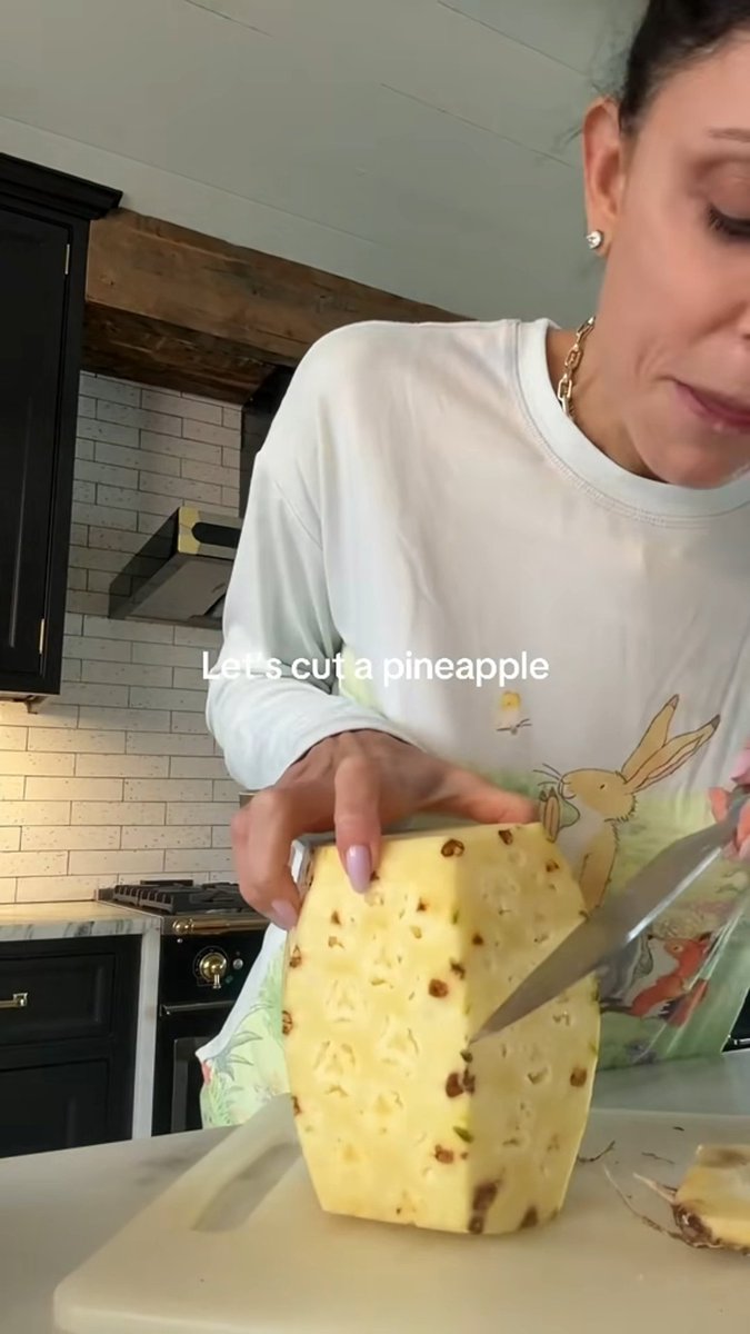 How do you do it? #fruit #pineapple #KitchenHacks #foodtips #cutting