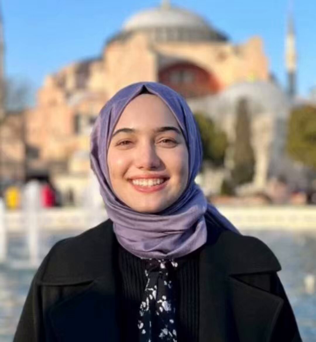 Gel diye diye gelene bak! Gelenlere bak! Gidenlere bak! Getirenlere bak! Götürenlere bak!
