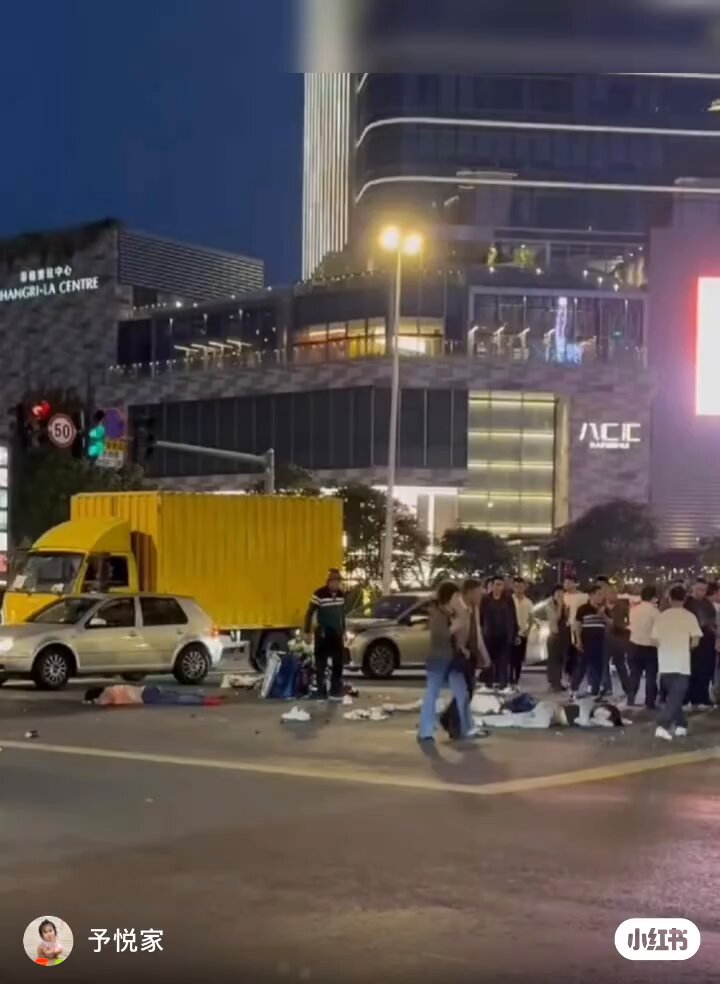 补充投稿：“还有一些视频，这个事情大概死亡了4~5个人，伤者众多 官方通告只说是操控失误，死亡两人，并且国内各大平台封锁信息 也希望你们能够让我们接近真相，感谢你们收集和整理信息！”