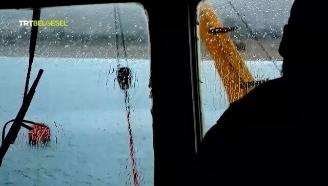 "Asrın Projesi"nin hikâyesi TRT Belgesel'de izleyiciyle buluşuyor. Geleceğimizi şekillendiren millî yatırımların başarı öykülerini aktaran, tasarım ve inşa süreçlerini ekrana taşıyan TRT imzalı "Türkiye'nin Dev Yapıları" belgeselinin yeni bölümünde, "Asrın Projesi" olarak nitelendirilen "Türkiye - KKTC Su Hattı Projesi" ele alınıyor. #TürkiyeYüzyılı vizyonunun güçlü bir yansıması olan bu proje, Anadolu'dan Kıbrıs Türkü kardeşlerimize uzanan bir can suyu olmasının yanı sıra, dünyada ilk kez uygulanan askıda geçiş sistemiyle hayata geçirilmiş bir mühendislik şaheseridir. Aynı zamanda, Türkiye ile Kuzey Kıbrıs Türk Cumhuriyeti'nin ortak geleceğine dair dünyaya verilmiş güçlü bir mesajdır. Bu anlamlı yapımın, #TEKNOFEST KKTC heyecanının yaşandığı bir dönemde yayınlanması da ayrıca kıymetlidir. Yarın saat 21.00’de TRT Belgesel’de ekranlara gelecek bu özel belgesel vesilesiyle TRT ailesini canıgönülden tebrik ediyor, emeği geçen herkese teşekkür ediyorum.