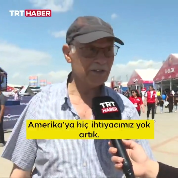 🇹🇷 Kıbrıs Mücahidi 88 yaşındaki Bayram Abdullah... #TEKNOFEST alanını bastonuyla adım adım gezdi. Yaşadığı mutluluğu büyük bir gururla anlattı... "Televizyonlarda görüyorduk, şimdi hakikisini gördük. Artık Amerika'ya ihtiyacımız yok, her şeyi kendimiz üretiyoruz"