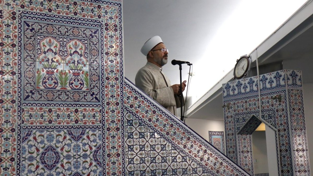 Bugün bütün Müslümanlar olarak her birimizin; evimizden sokağımıza, mahallemizden şehrimize, ülkemizden bütün dünyaya karşı sorumluluğumuz vardır. İslam’ı en güzel şekilde yaşama ve en mükemmel şekilde temsil etme mesuliyetimiz vardır.