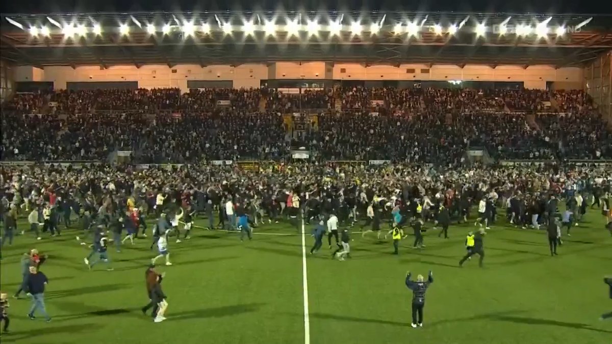 The full time scenes as Falkirk seal promotion to the Scottish Premiership! 🥳 #BBCFootball