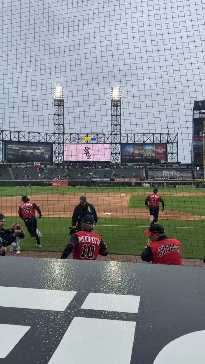 White Sox take the field for the first time in their new City Connect uniform. Yeah these are clean 😮‍💨🔥