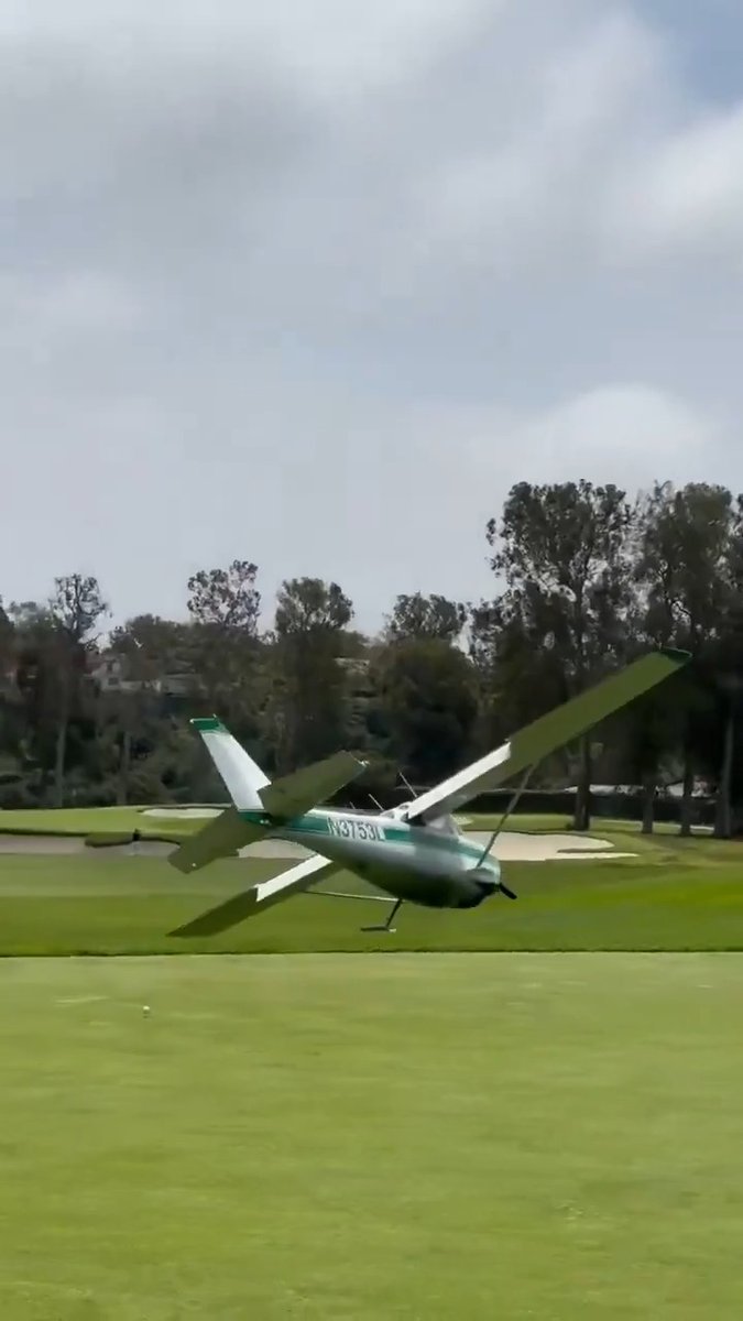 A 1966 Cessna 172G Skyhawk pilot made an emergency landing at the Riviera Country Club in Los Angeles earlier today. 3 people were on board - 0 injuries. That's some impressive flying 👌🏽 #CityLife #Riviera #emergencylanding #golfing #flying #california