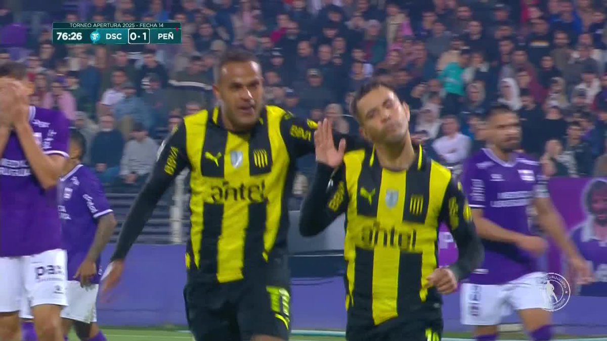 ¡PEGALE ALGO, LEO! Contra perfecta del Manya y golazo de Fernández para el 1-0 de Peñarol ante Defensor Sporting. 📺 #DisneyPlus Premium