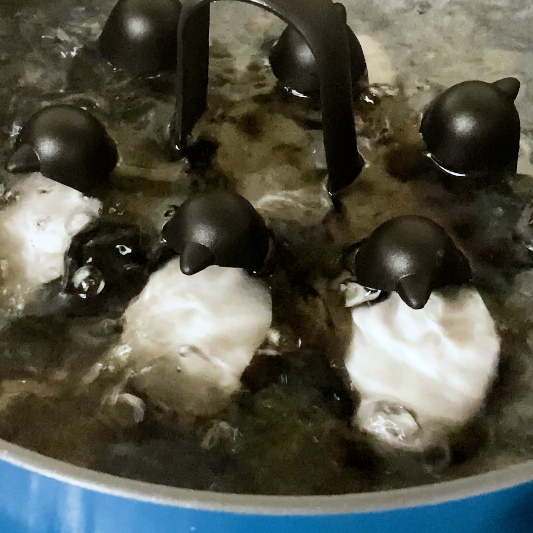 【アレに入れるだけでツルッとキレイなゆで卵！？】 / How to Boil Eggs with Penguin?!🐧✨