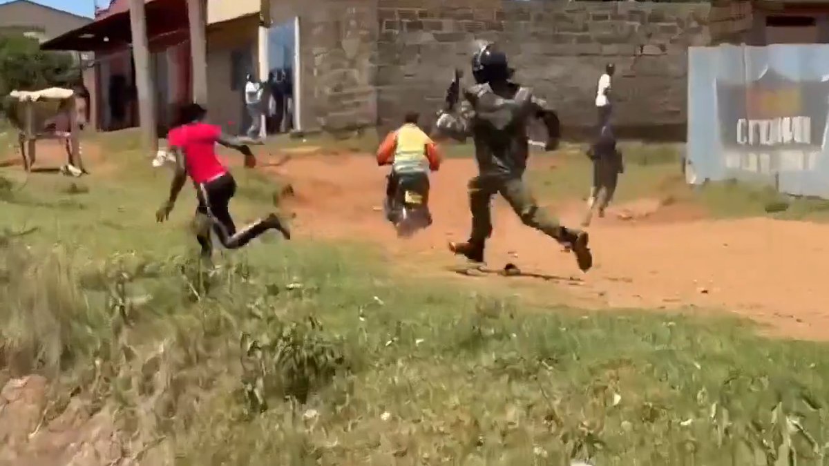 During maandamano, this girl jumped on the tarmac, shifted gears and disappeared ike a probox. One officer reportedly said 'huyu si mtu'