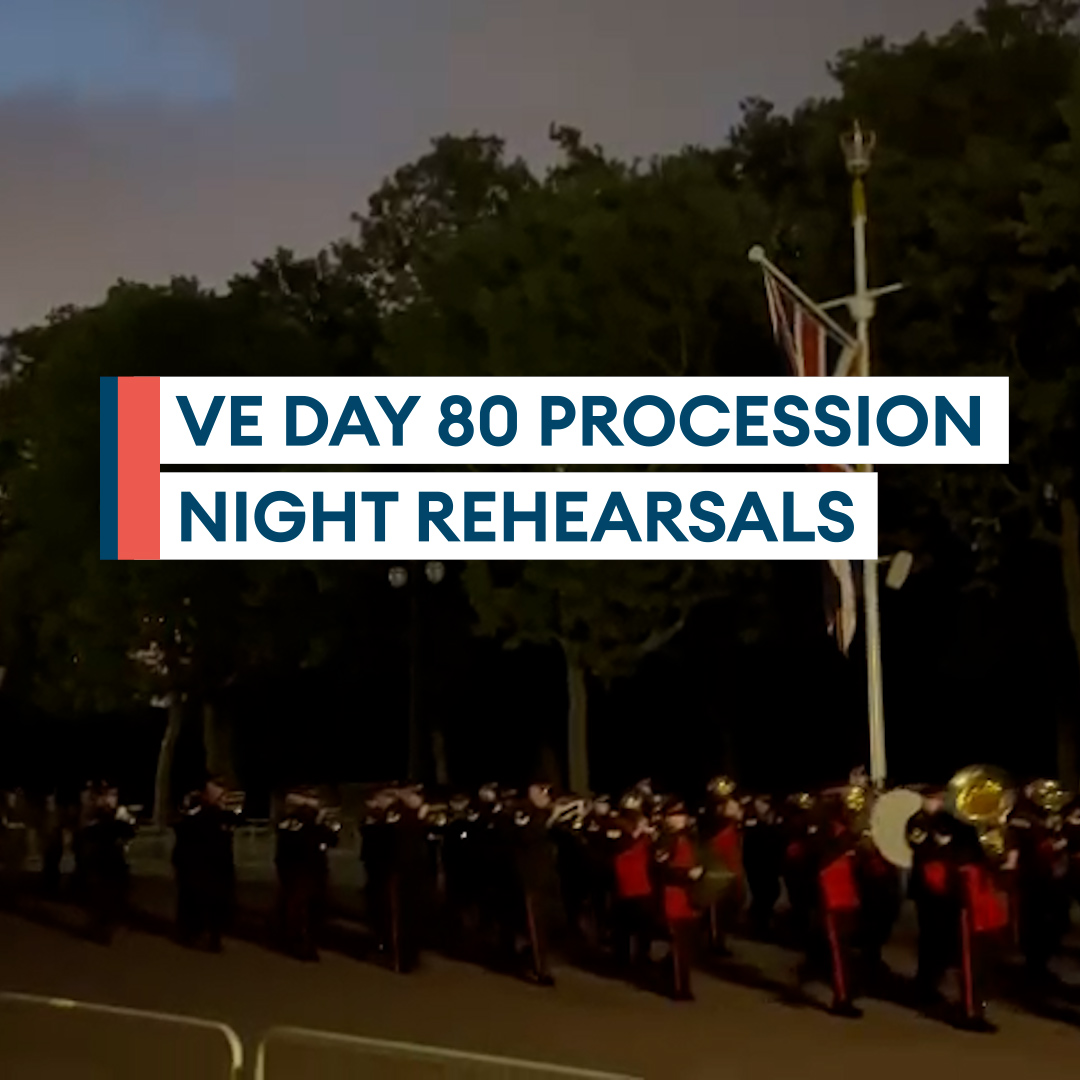 Practice makes perfect💂♂️🥁 Hundreds of personnel marched through London under streetlights before entering the spotlight in a few days. Take a look at the night rehearsals for Monday's #VEDay 80 procession📺👇