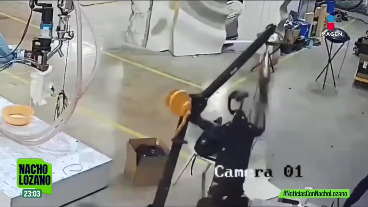 Durante una prueba en #China, el robot H1 de la empresa Unitree tuvo un fallo y comenzó a hacer movimientos bruscos, poniendo en riesgo a sus desarrolladores. Por suerte, lograron desconectarlo a tiempo.