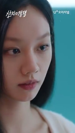 The 1st time I saw this scene, my 1st thought was "she's treating her like a doll" She's a kid playin with her doll, making her the lead of a scenario she created, gifting her extra accessories, undressing her, dressing her #FriendlyRivalry #Hyeri #Subin