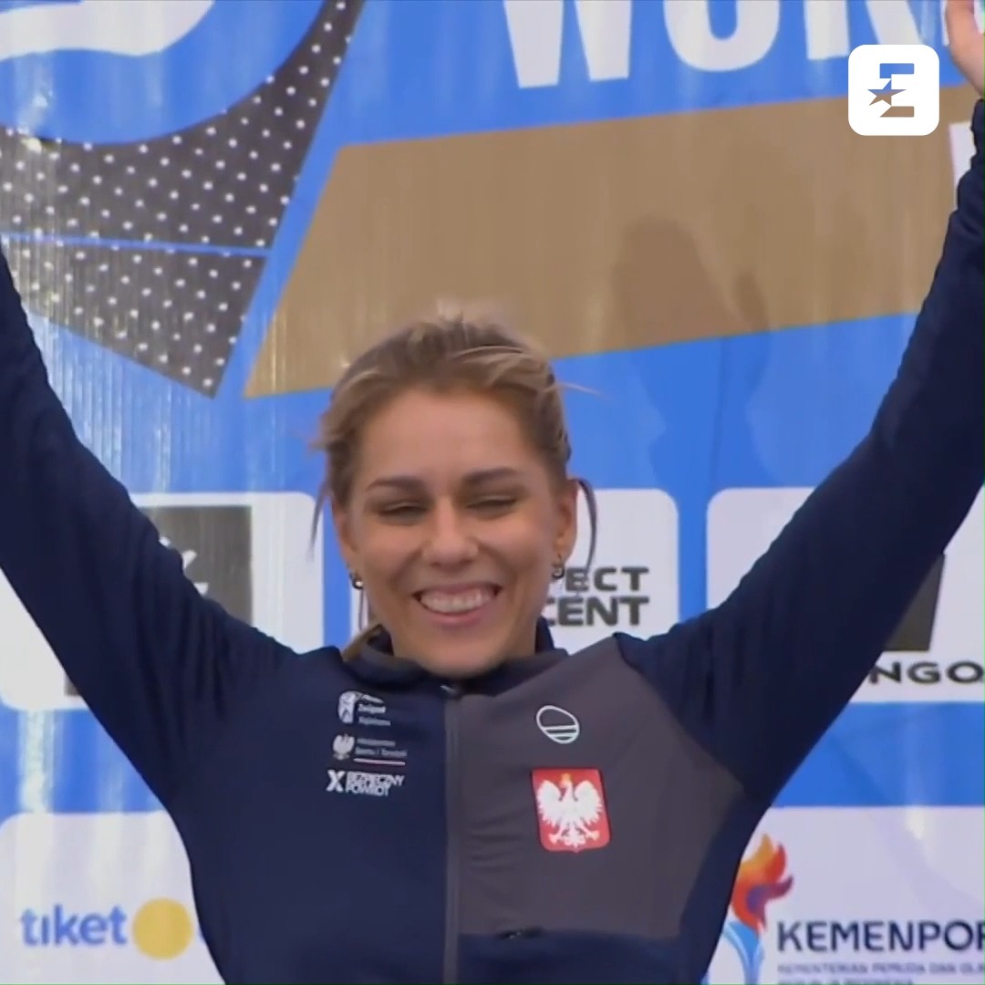 To jest jej miejsce na ziemi 🌍 Ola Mirosław na najwyższym stopniu podium Pucharu Świata na Bali. Dodatkowo w tak ważny dzień w historii naszego kraju po zawodach odegrano Hymn Polski 🇵🇱 Piękna, symboliczna scena 😍 #WorldClimbing