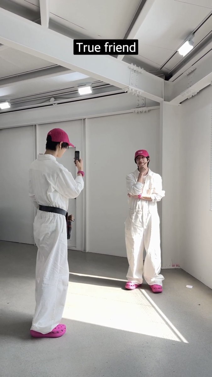 POV: Fake/True friend takes a picture for you 🤳 #KickFlip #킥플립 #동화 #주왕 #Donghwa #Juwang #Kick_Out_Flip_Now