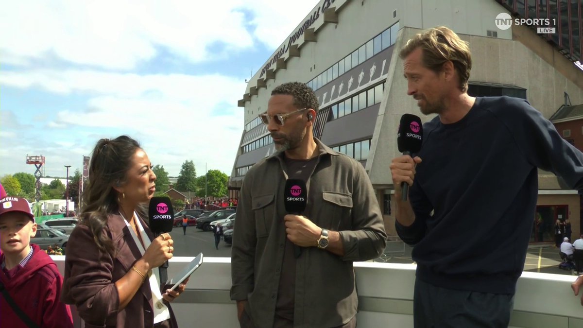 "Maybe it shows respect but I just don't get it" With Chelsea giving Liverpool a guard of honour this weekend, @RioFerdy5 and @PeterCrouch state they aren't fans of it 🗣 🎙@JulesBreach | 📺 TNT Sports &amp; discovery+ UK