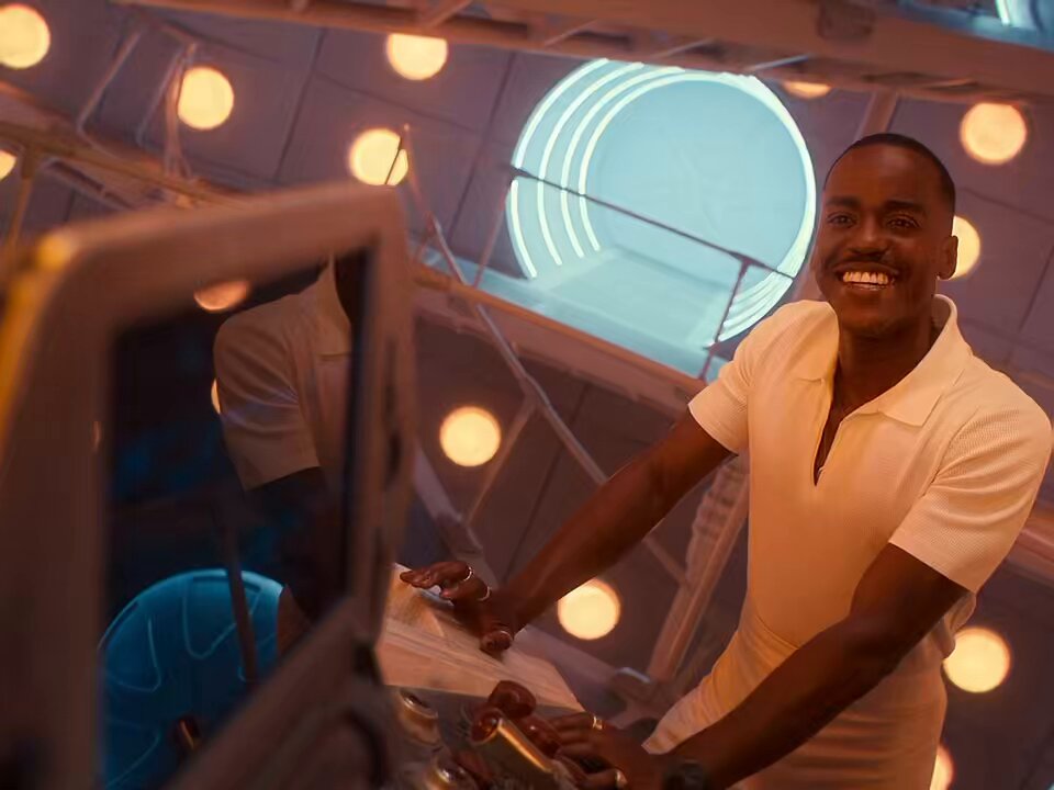 ncuti’s delivery of this monologue is what makes the episode for me. wanting to just live our lives in peace and safety but the “relentless noise” of far right conspiracies weaponizing lies and insecurities wears us down. “you are exhausting” 👏🏾 #doctorwho