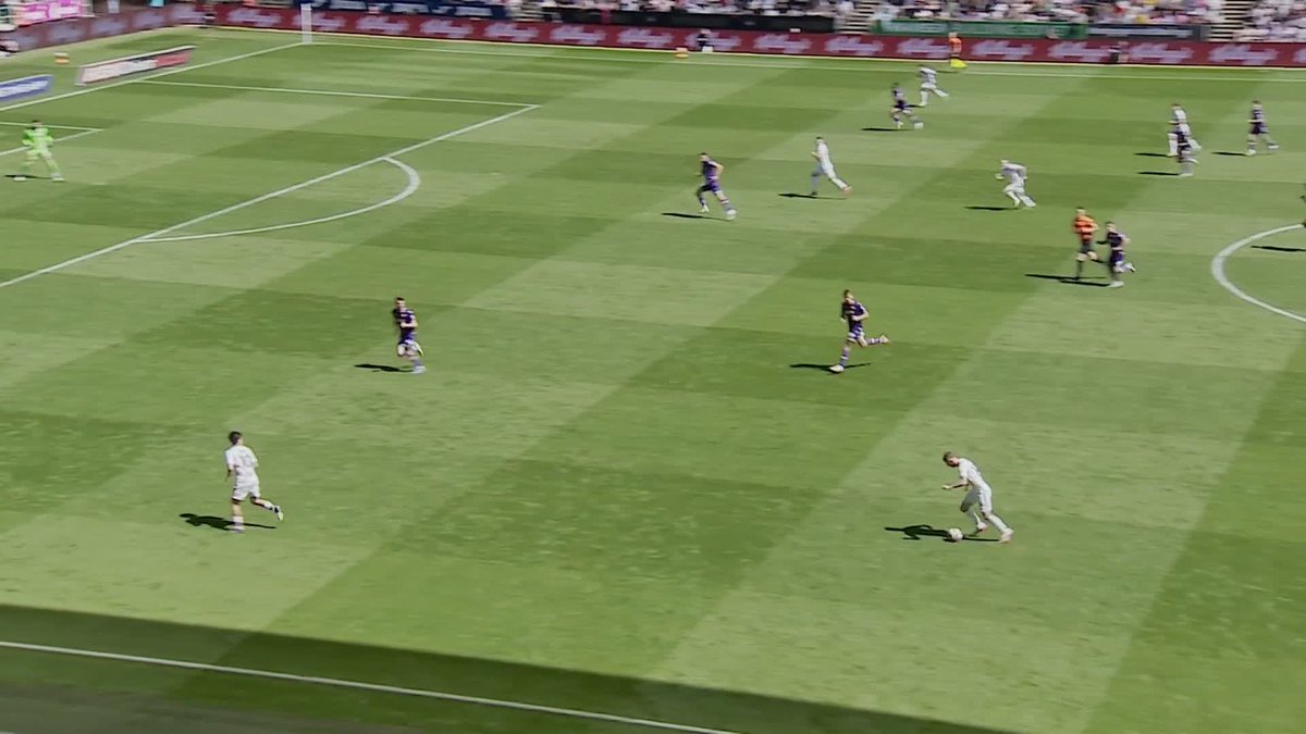 Eom Ji-Sung has put Swansea in the lead against Oxford with a wonderful finish 💥🦢