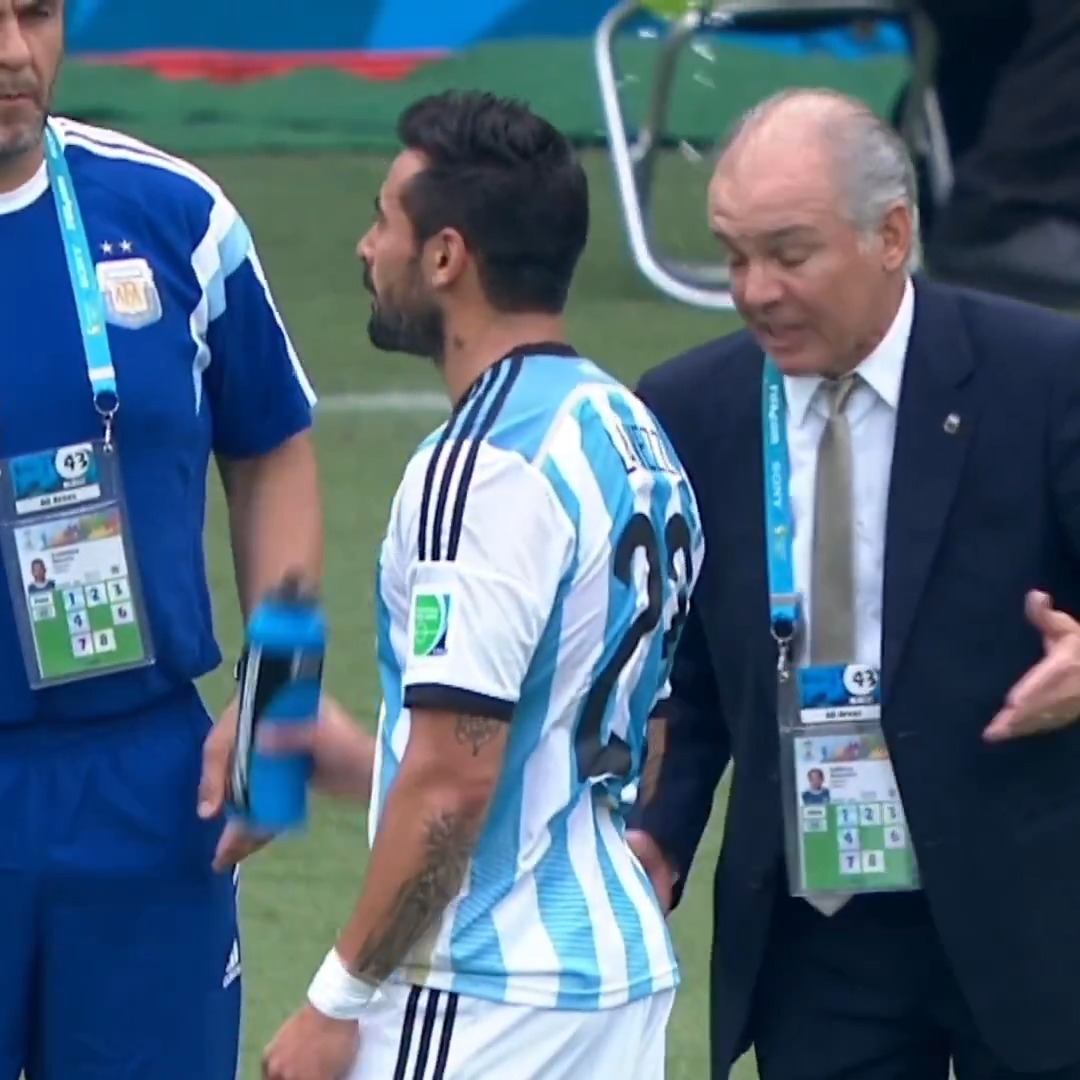 Este momento del Pocho Lavezzi y Alejandro Sabella. 😅🇦🇷 🇦🇷 Selección Argentina ⭐⭐⭐ | #CopaMundialFIFA