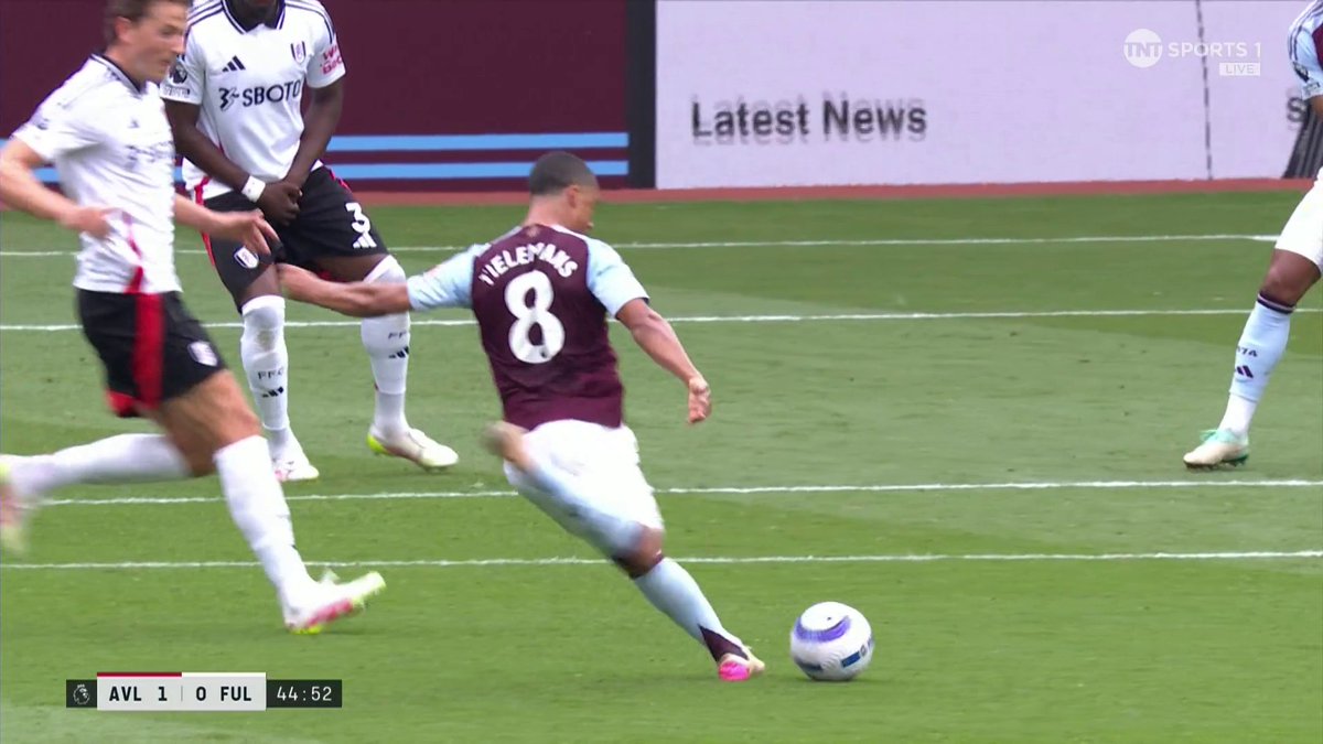 Youri Tielemans almost gets another goal with a strike from distance! A goal kick was awarded, but replays show Bernd Leno got a fingertip on the ball, which he sees the funny side of 😅 📺 TNT Sports & discovery+ UK