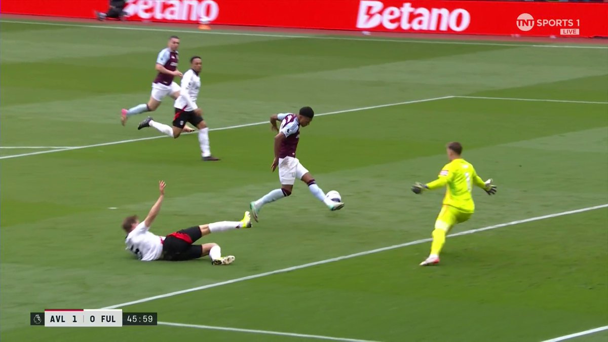 HUGE CHANCE! Matty Cash plays a perfect ball in for Ollie Watkins, but it bounces underneath his foot 😯 📺 TNT Sports & discovery+ UK