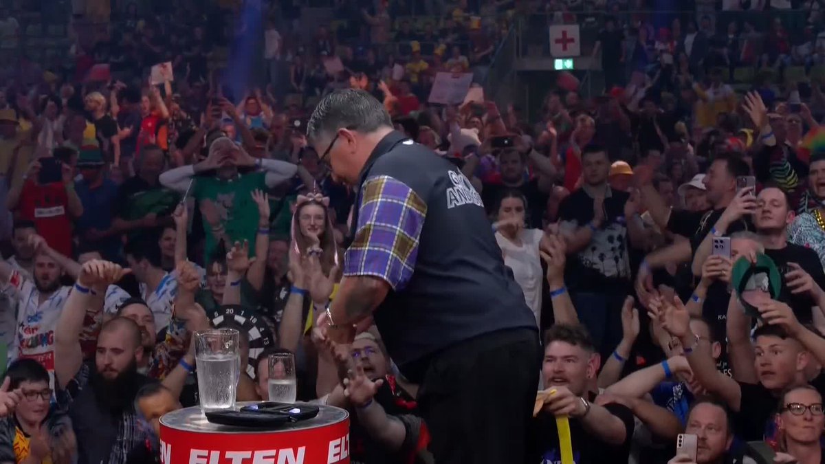 MAJESTIC FROM ANDERSON! 🤩 What a contest! Gary Anderson averages 110 and hits NINE maximums, but it's only enough to beat Gian van Veen 6-5 as the Scotsman looks to retain the European Darts Grand Prix! 📺 #ET6 | R2