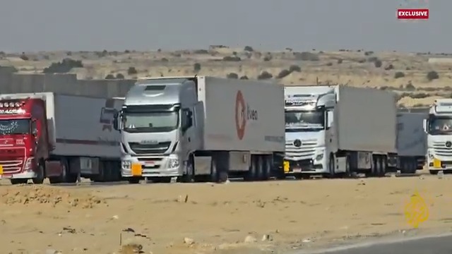 الجزيرة تحصل على صور حصرية تظهر تكدس أعداد كبيرة من الشاحنات المحملة بالمواد الإغاثية والطبية والمساعدات على طول الطريق الدولي جنوب مدينة العريش بانتظار العبور إلى قطاع غزة #حرب_غزة #الأخبار