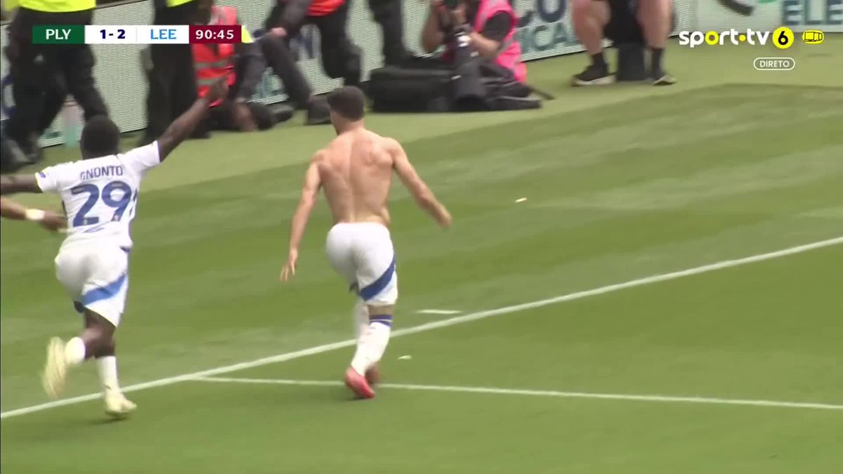 SCENES! Leeds conquista o Championship nos descontos 🏆