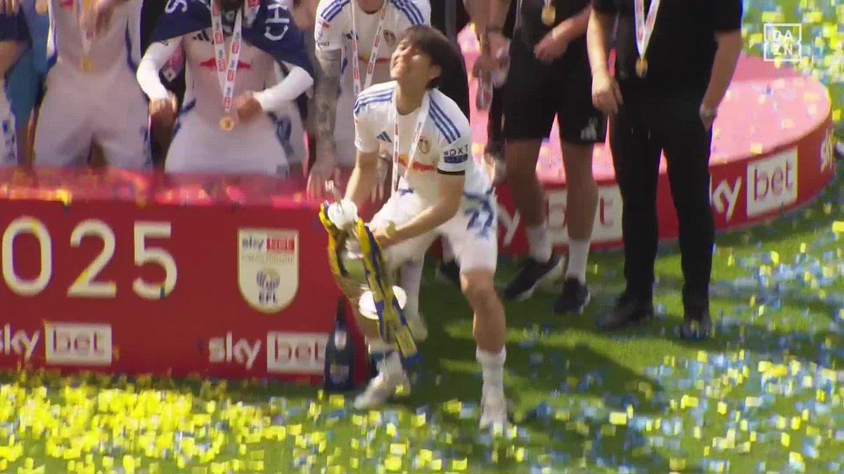 リーグ優勝に大きく貢献した田中碧もトロフィーを高々とリフトアップ🇯🇵🏆✨