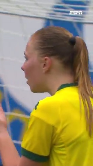 Dan krijg je de bal al vol in je gezicht, wordt het ook nog eens bestraft met een penalty... 😳 "Ongelooflijk."