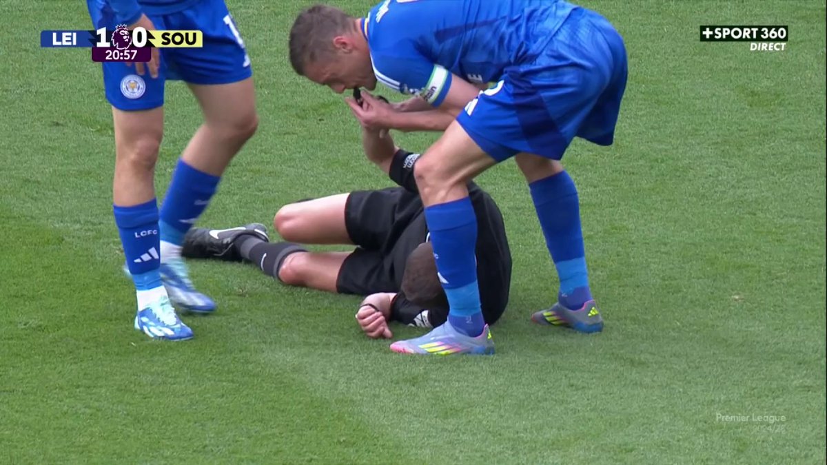 Jamie Vardy 🏴 n’a plus rien à perdre. 🤣🤣🤣🤣 L’arbitre du match s’écroule et l’Anglais s’empresse à siffler pour marquer le temps d’arrêt. 😭 🎥 CANAL+ Foot
